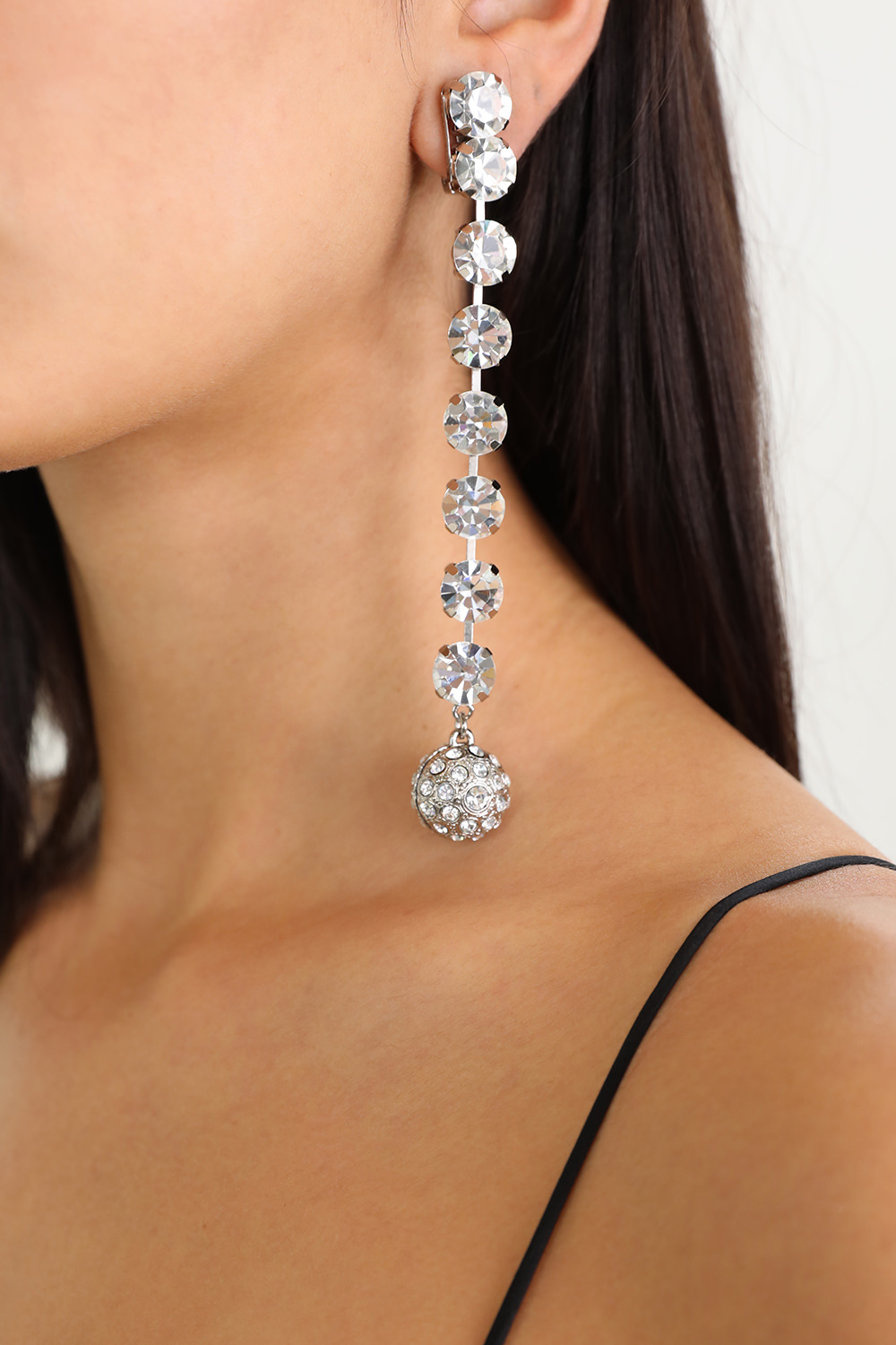 תמונת כל הלוק של עגילי פליז ארוכים עם אבני קריסטל